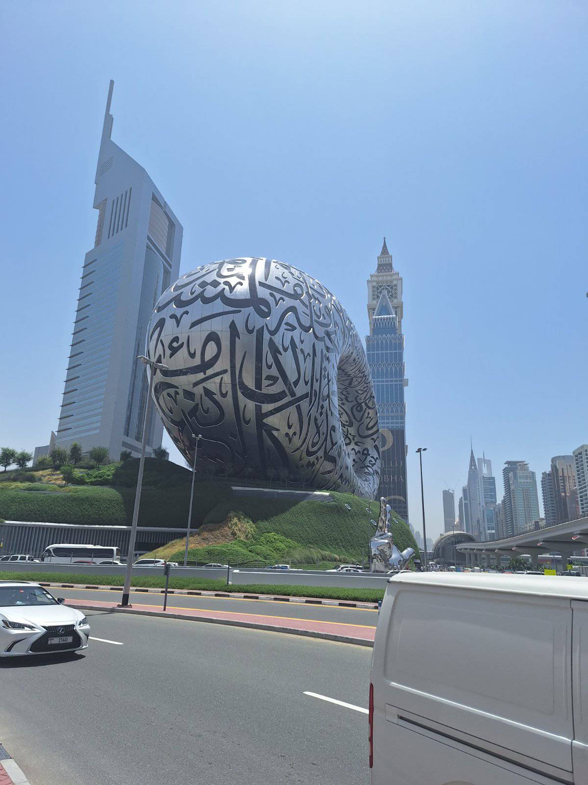 Иван Сабрутов - арт експедиция в Дубай снимка на ринга