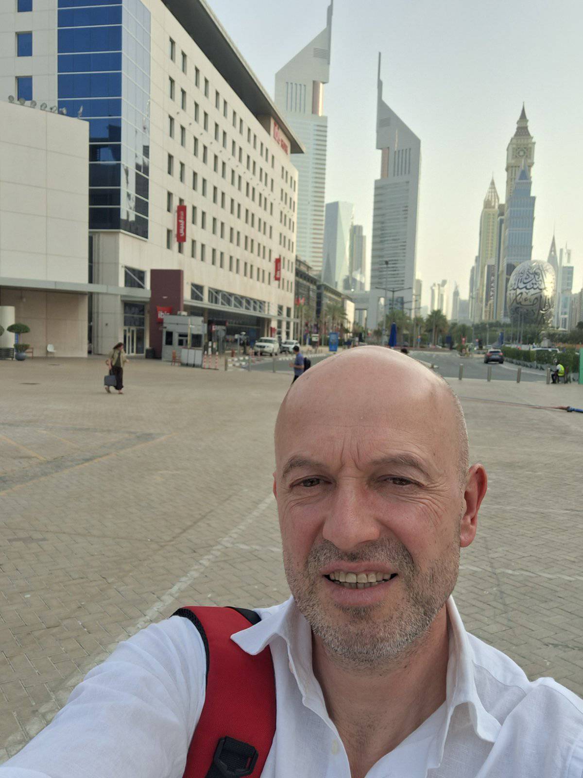 Иван Сабрутов - арт експедиция в Дубай снимка в града