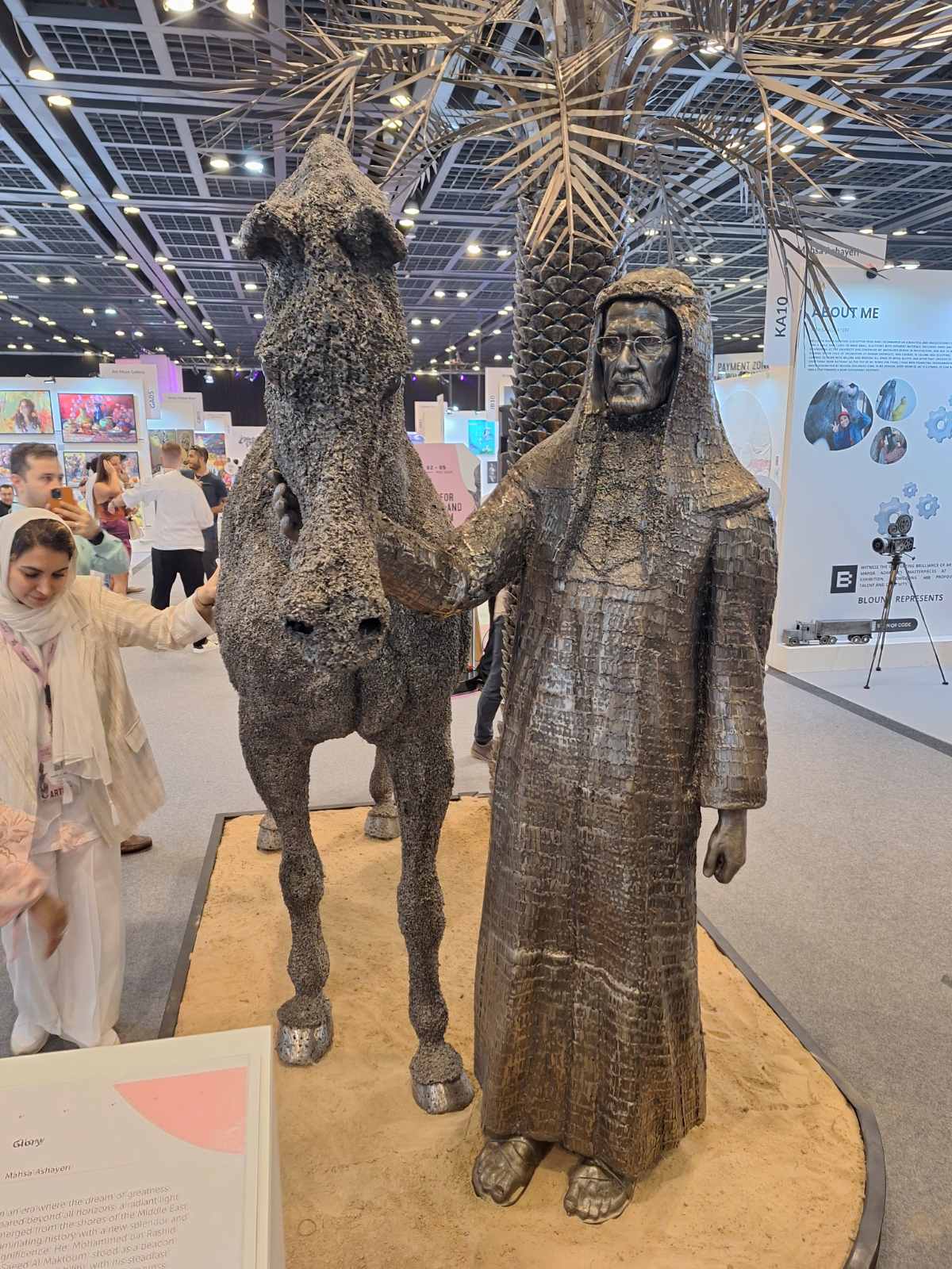 Иван Сабрутов - арт експедиция в Дубай снимка на статуя